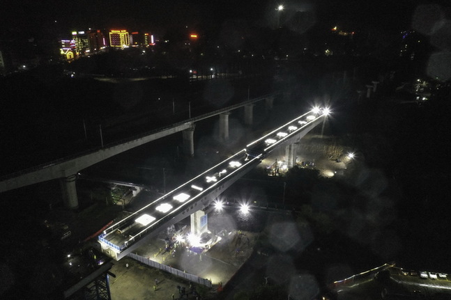 清远磁浮专线银盏特大桥双幅转体梁完成转体（12月21日摄，无人机照片）。