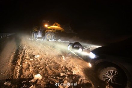 新疆一地突发风吹雪致500余辆车滞留 多部门全力施救