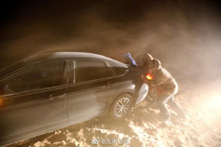 新疆一地突发风吹雪致500余辆车滞留 多部门全力施救
