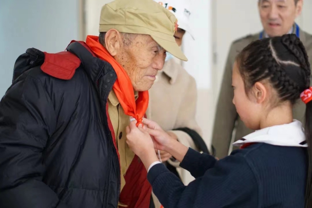 95岁抗美援朝英雄进校园：“把我亲历的长津湖战役讲给孩子们”