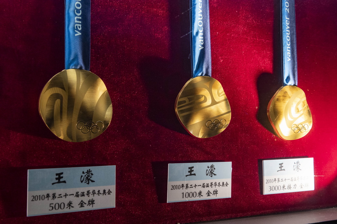 这是1月8日在七台河短道速滑冠军馆内拍摄的王濛在2010年温哥华冬奥会上获得的三枚金牌。新华社记者 谢剑飞 摄