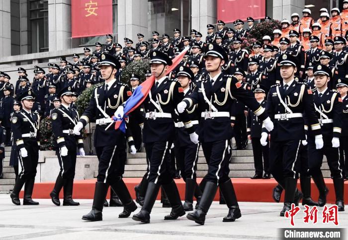 上海公安民警在岗位上迎接2022年“中国人民警察节”