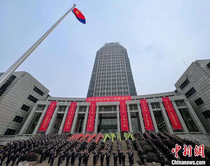 上海公安民警在岗位上迎接2022年“中国人民警察节”