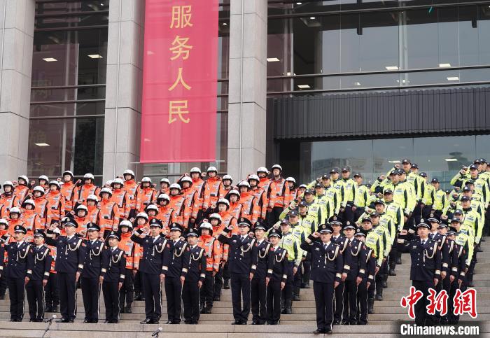 上海公安民警在岗位上迎接2022年“中国人民警察节”