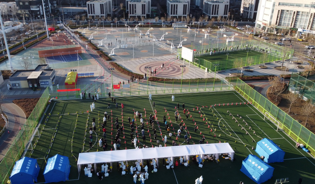 这是1月10日拍摄的天津市滨海新区泰达第二体育场核酸检测点（无人机照片）。新华社记者 赵子硕 摄