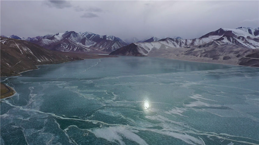 新疆白沙湖现“蓝冰拼图”景观
