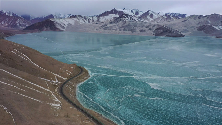 新疆白沙湖现“蓝冰拼图”景观