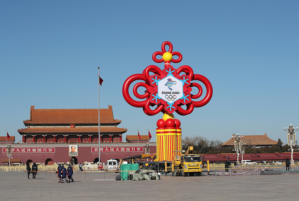 喜迎春节和冬奥 巨型中国结亮相北京天安门广场【4】
