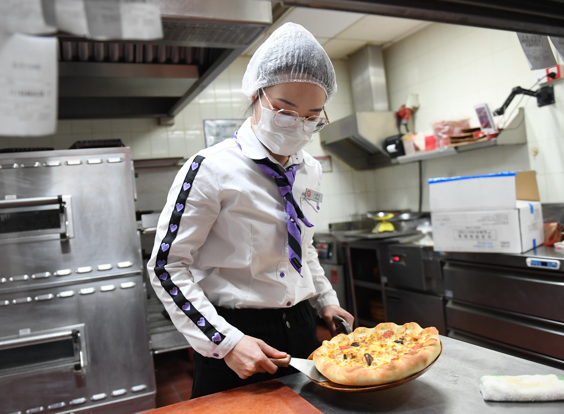 1月13日，在西安市一家连锁餐厅，店员制作外卖菜品。