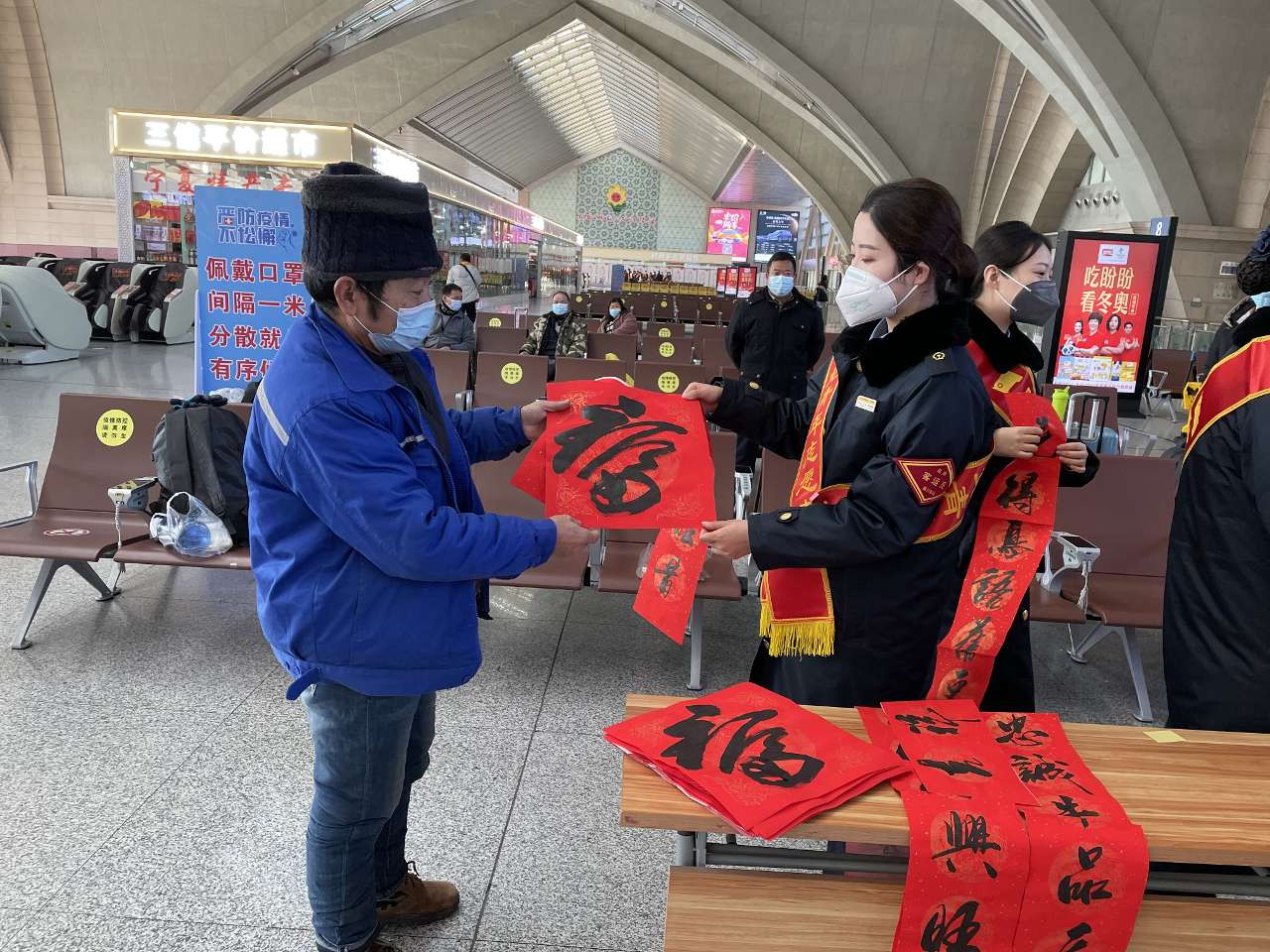宁夏银川火车站：春运首日情暖回家路