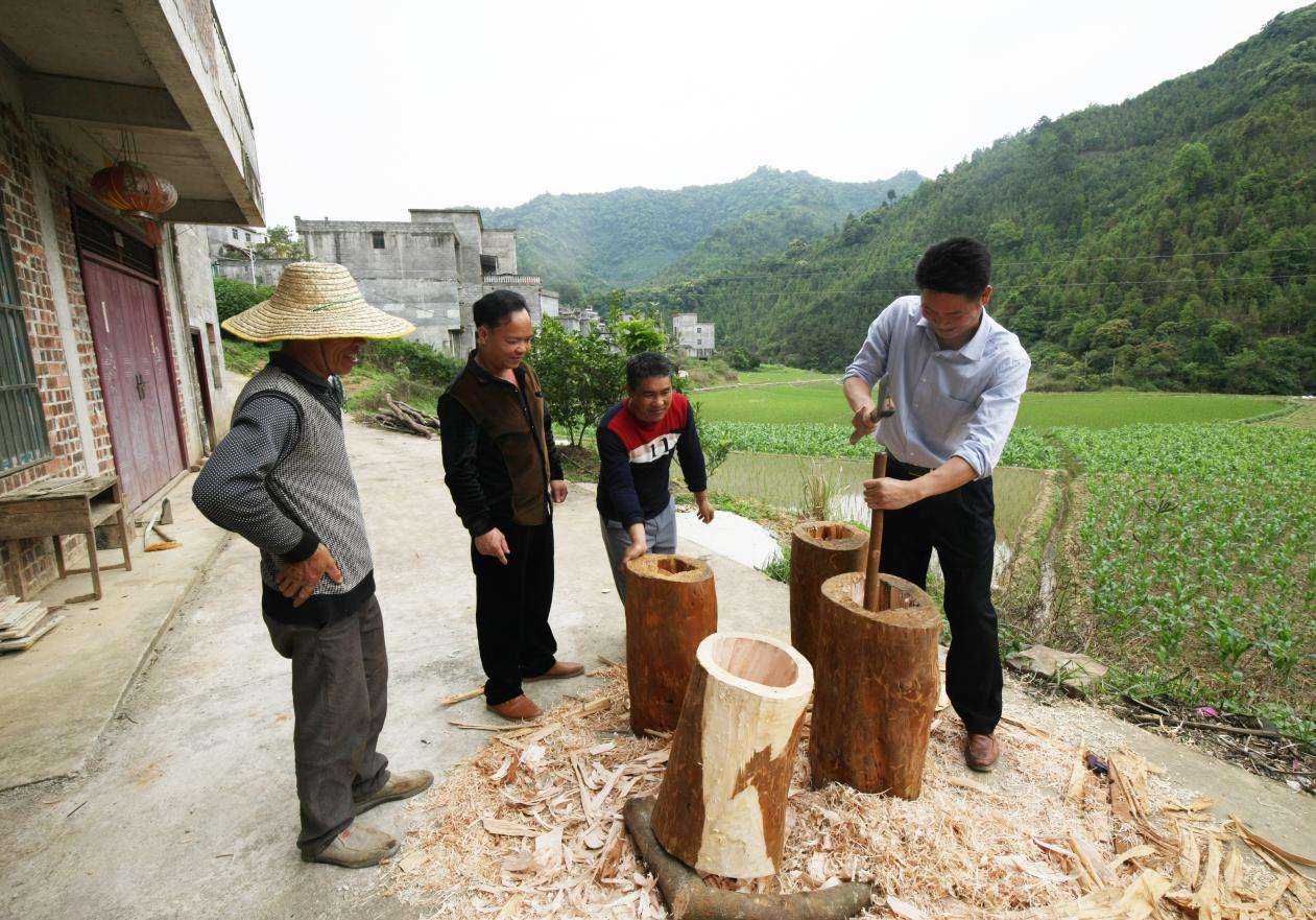 投身百农村 带富千户人——记广西优秀驻村第一书记梁祖城