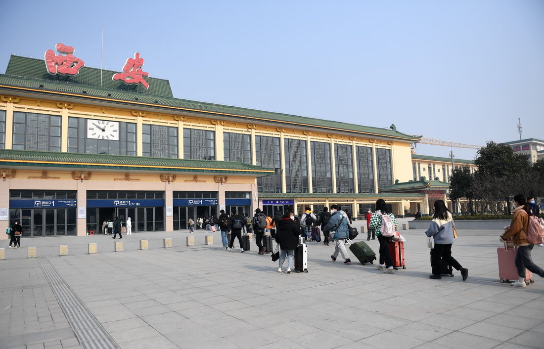 1月17日，在西安站站前广场，高校学生排队进站。