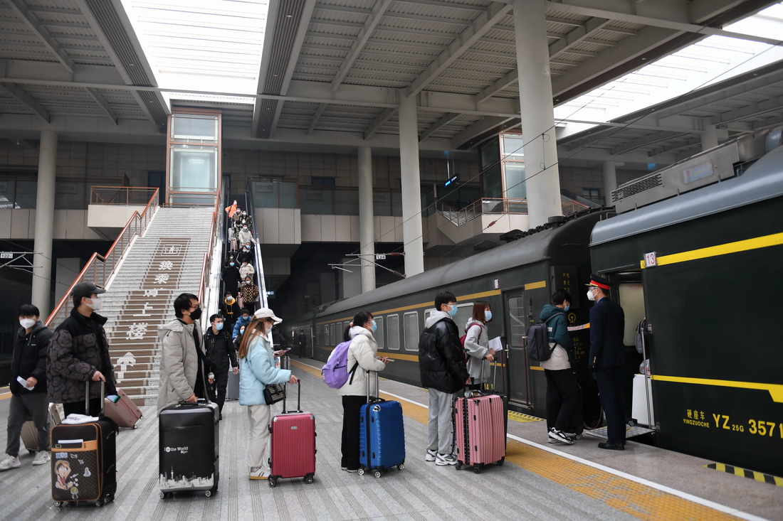 1月17日，旅客在西安站排队乘车。