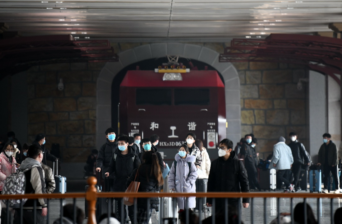 1月17日，旅客在西安站候车大厅候车。