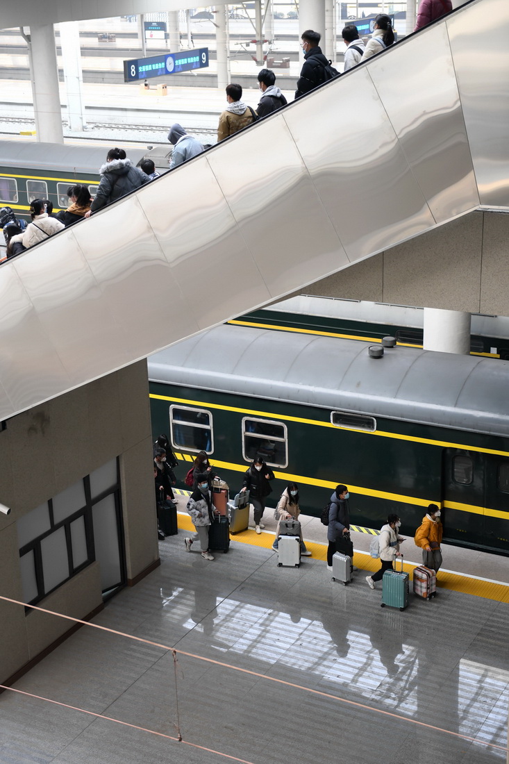 1月17日，旅客在西安站进站乘车。