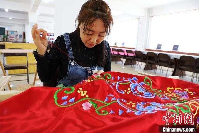 内蒙古农村妇女的新技能：“指尖技艺”织就锦绣生活