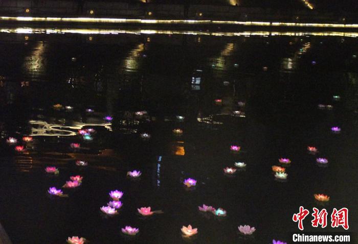 长安元宵夜：民众护城河畔流灯祈福
