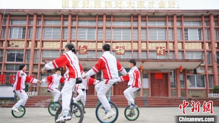 江西千年古村里的独轮车队：留守儿童的“快乐源泉”