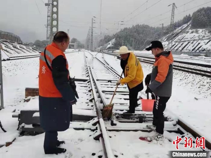 受湖南等多地暴雪影响 22日和23日广铁停运部分列车