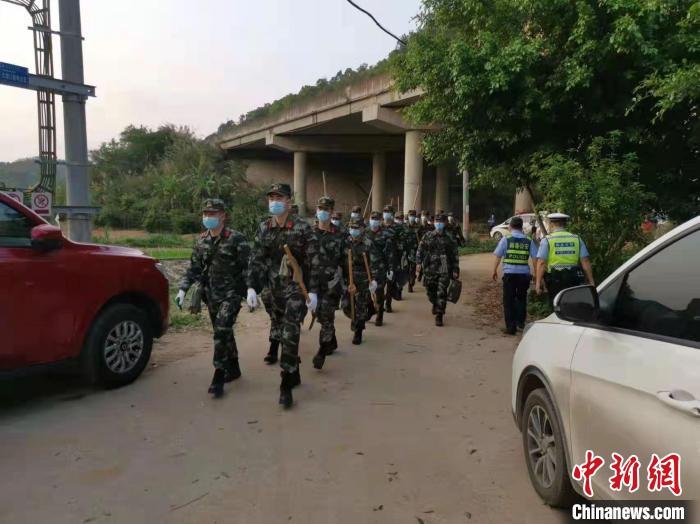80余名武警官兵抵达东航客机坠毁现场 展开紧急救援
