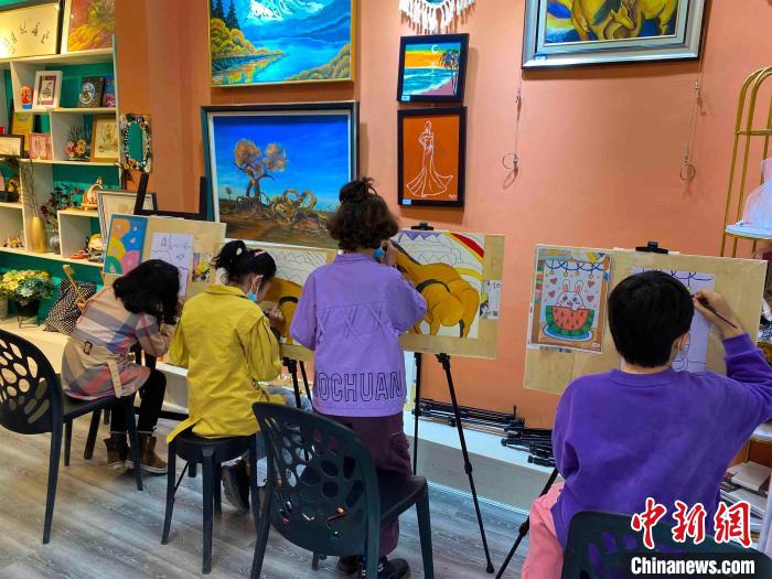 新疆喀什古城“追梦人”：画板之上“绘初心”
