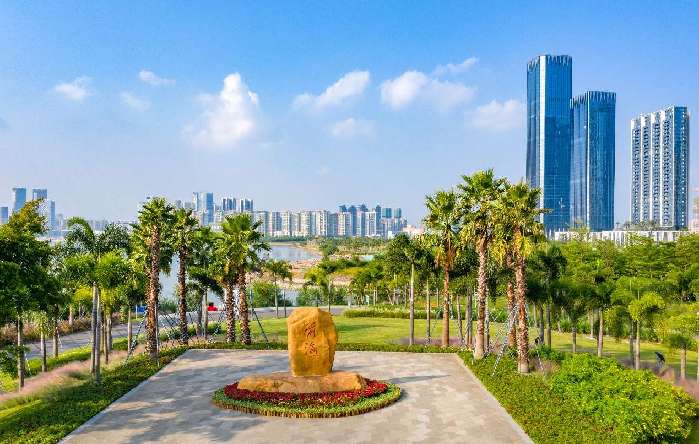 深圳前海推出“助企22条”以“精准扶”促“稳增长” 花园的摆设布局 描述已自动生成