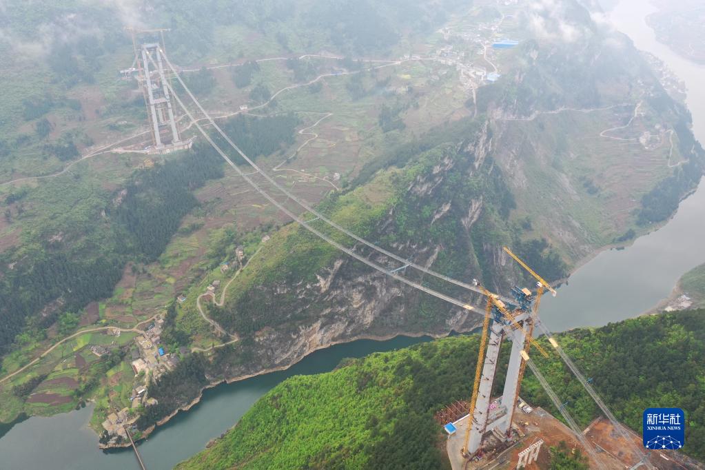 贵州金仁桐高速桐梓河特大桥开始架设主缆