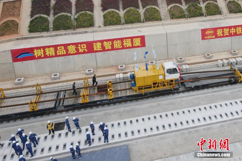 中国首条跨海高铁福厦高铁开始铺轨