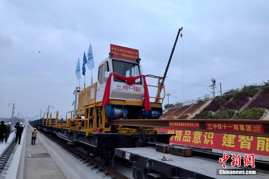 中国首条跨海高铁福厦高铁开始铺轨