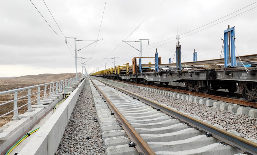 中兰铁路预计年底建成通车，中卫至兰州1小时可达。兰州铁路局供图