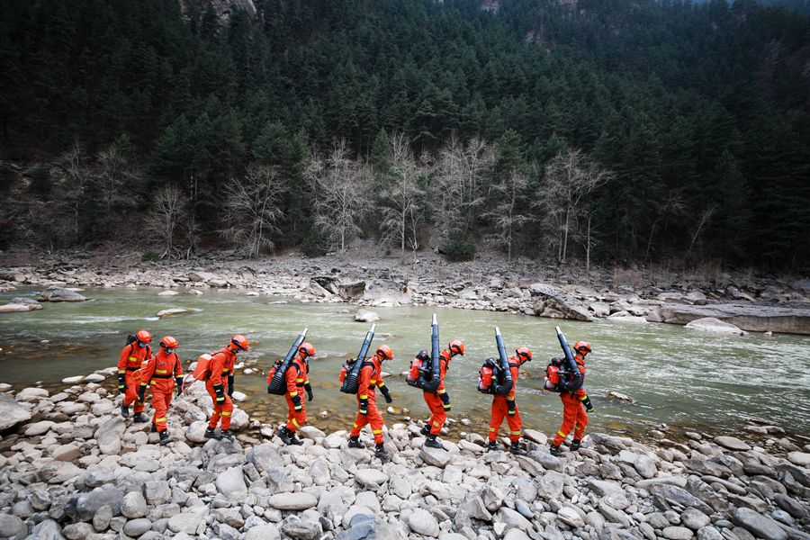 森林消防员进入甘肃省连城国家级自然保护区核心区进行巡护。张小军摄