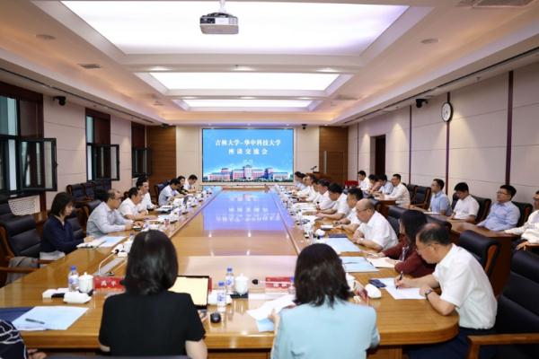 华中科技大学向吉林大学捐赠500万元物资
