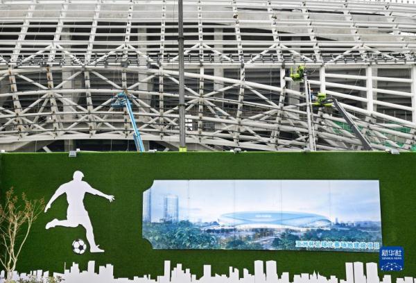 青岛：青春足球场钢结构搭建完成