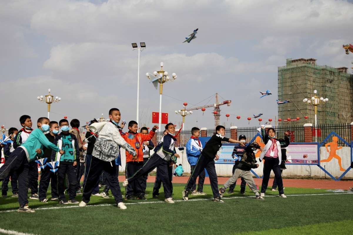 歼-10航模飞天，金华温宿两地学生同上一堂思政课缅怀先烈