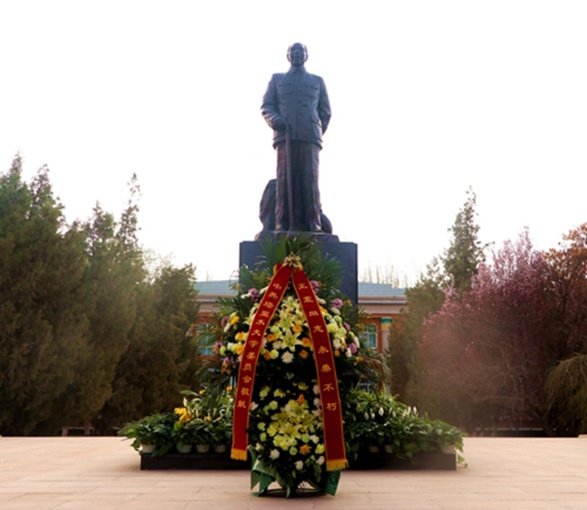 缅怀革命先烈：塔里木大学干部师生向王震将军铜像敬献花篮