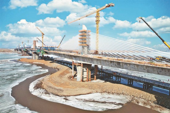 鹤大高速佳木斯过境段项目二标段松花江特大桥完成斜拉索挂索施工
