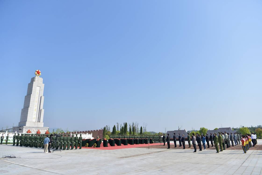 江西省赣州市于都县散葬烈士墓集中迁葬入园仪式在于都烈士纪念园举行。 郭芷汇 摄