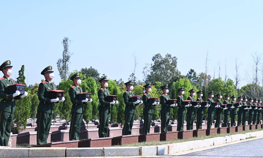 江西省赣州市于都县散葬烈士墓集中迁葬入园仪式在于都烈士纪念园举行。 刘青 摄