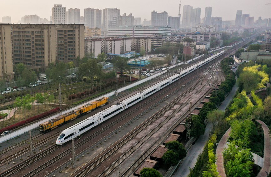 2022年4月9日，河南郑州，京广铁路一列动车组列车平稳驶过作业区段。李中华摄