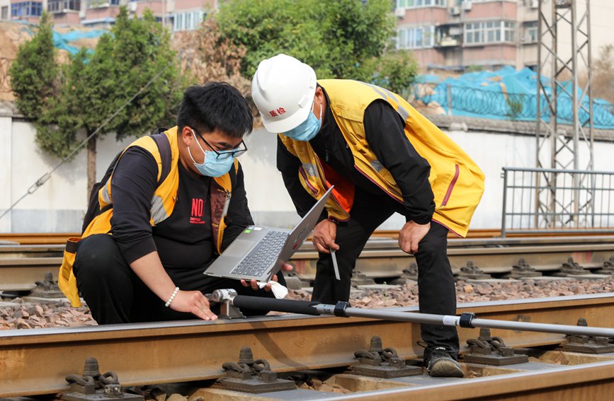 河南郑州，京广铁路第一阶段集中修施工现场，专业技术人员对打磨质量进行核验。宛文鹏摄