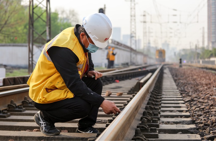 4月9日，京广铁路第一阶段集中修施工现场，施工质量监督人员对设备进行开通前复检。李中华摄