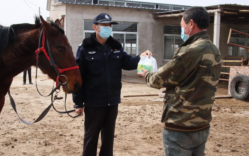 “马背110”巡逻队队员为百姓送药上门。阜新市委宣传部供图