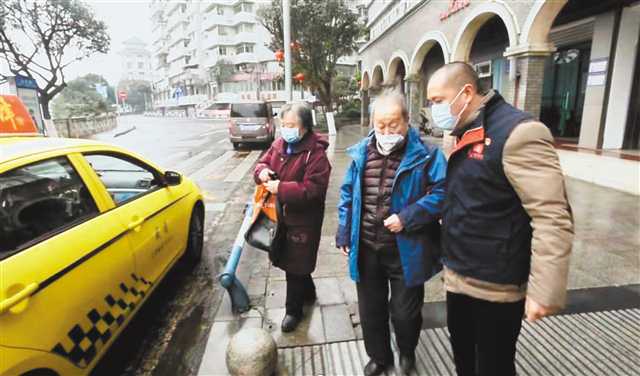 风雨无阻重庆“的哥”免费接送八旬老人就医