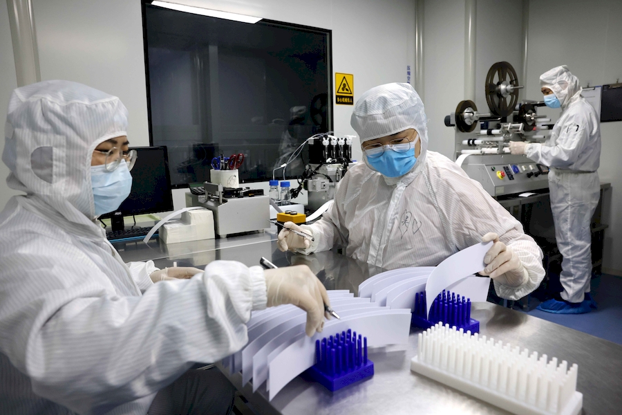 必欧瀚生物技术(合肥)有限公司内，工作人员生产抗原检测试剂产品。解琛摄