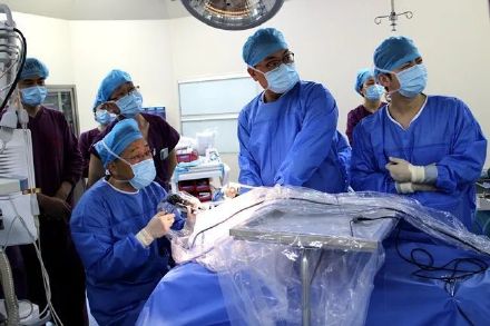 “一切为了孩子” 深圳派医生赴高风险地区给孩子做手术