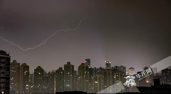 昨夜今晨重庆迎雷暴大风，大树被连根拔起，未来几天持续降温