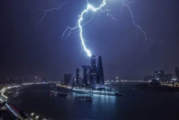 昨夜今晨重庆迎雷暴大风，大树被连根拔起，未来几天持续降温