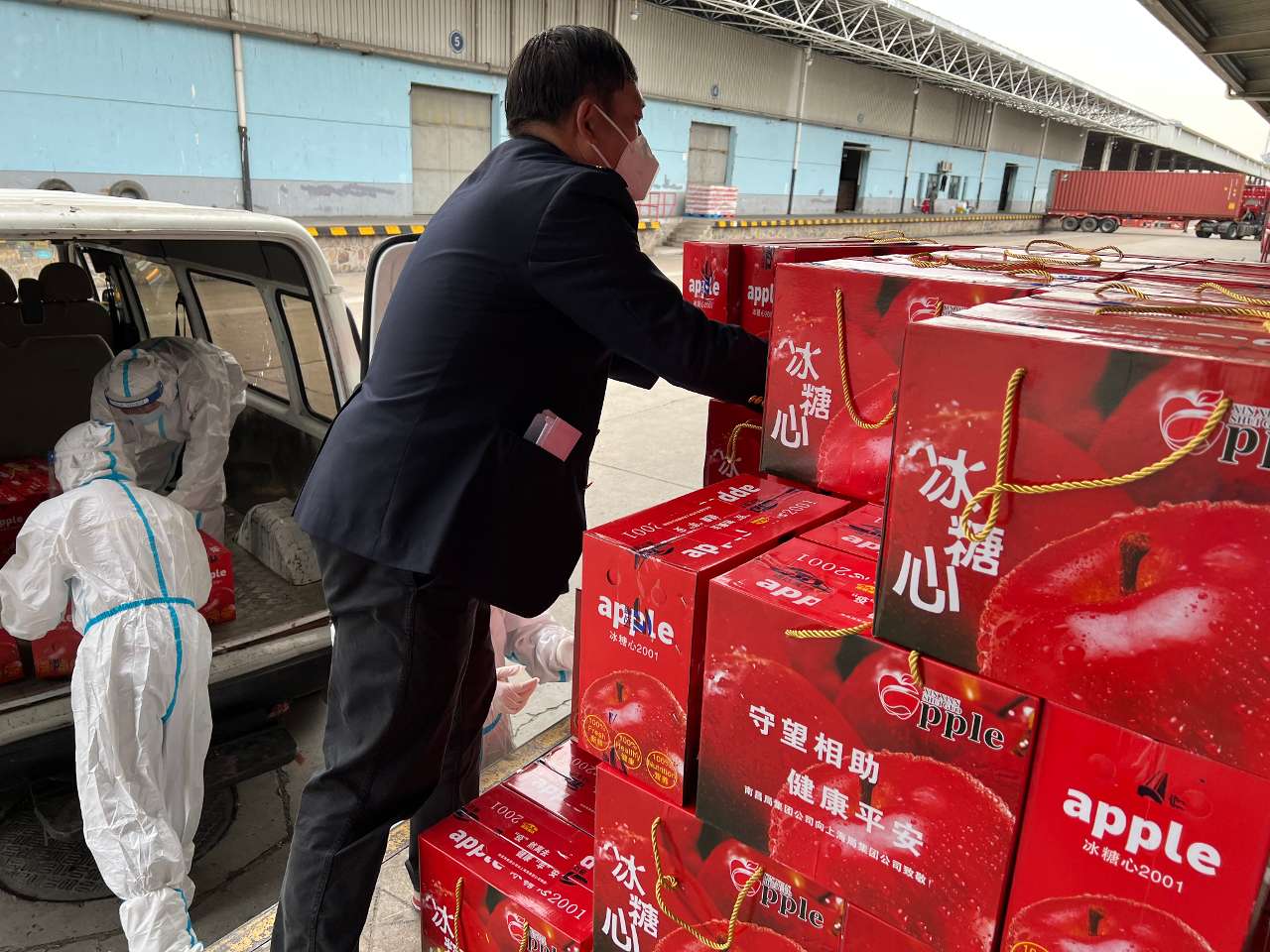 西藏援沪保供专列抵达，铁路部门8小时内抢卸出货完毕