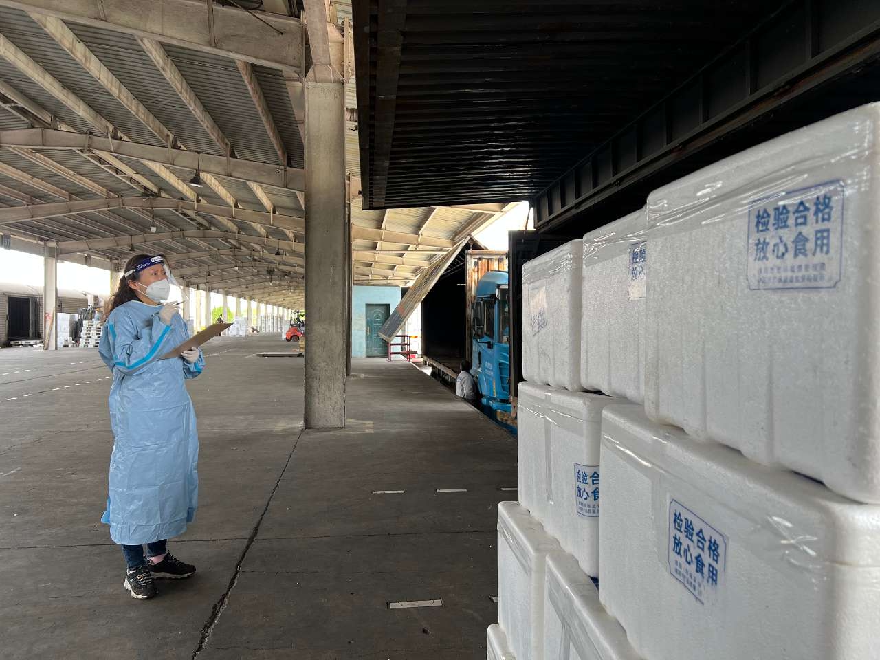 西藏援沪保供专列抵达，铁路部门8小时内抢卸出货完毕