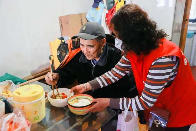 上海：热心楼组长为独居老人连送半个月热乎饭